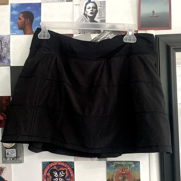 Size 8 Lululemon Pace Rival Mid-Rise skirt. - Picture 1 of 4